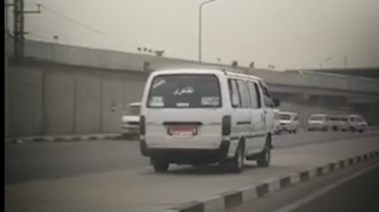 الميكروباص السائر على الرصيف في حلوان 