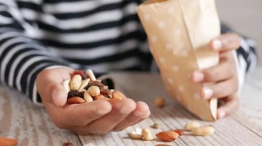 تناول المكسرات