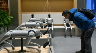 الفنان الياباني مع الروبوتات