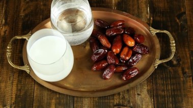 تمر مع حليب وماء