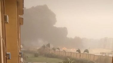 أعمدة دخان كثيف إثر حريق  مخزن مواسير 