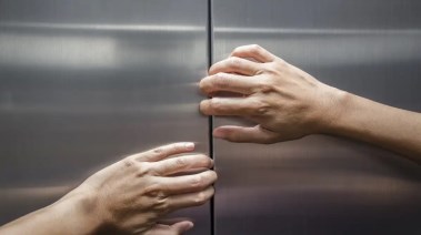 مصعد عالق- تعبيرية 