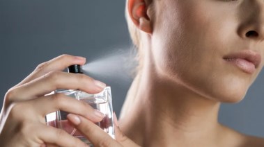 عطور  تحتوي على مواد كيميائية ضارة- تعبيرية