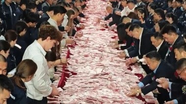 شركة توزع 180 مليون يوان مكافأت لموظفيها