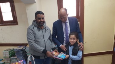 تسليم الكتب للمراحل الابتدائية بالأقصر