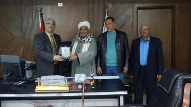 محافظ قنا الدكتور خالد عبدالحليم أثناء الاحتفال بالمركز الثالث في المسابقة