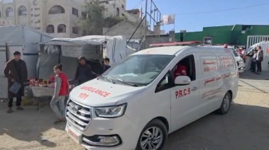 تجهيز سيارات الإسعاف استعدادًا لدخول معبر رفح