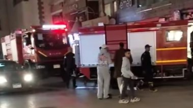 صورة لسيارات الاطفاء أثناء الحريق 