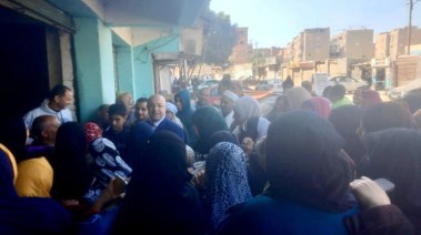 محافظ الفيوم اثناء الجولة