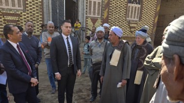 فريق النيابة الإدارية في معاينة عقاار المناصرة المنهار 