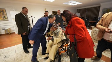 محافظ أسيوط خلال لقائه المسن