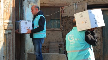 صناع الخير" توزع كراتين مواد غذائية