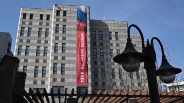 لافتة كُتب عليها "النصر سيكون لنا" على جدار السفارة الروسية في سيول