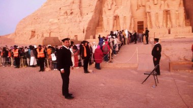 بحضور أكثر من 2000 سائح وزائر  تعامد الشمس على وجه الملك رمسيس الثانى 