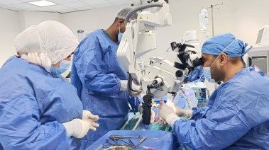 جانب من إجراء العملية الجراحية 