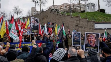 متظاهرون يتجمعون أمام القنصلية الأمريكية في إسطنبول للتعبير عن تضامنهم مع الشعب الإيراني