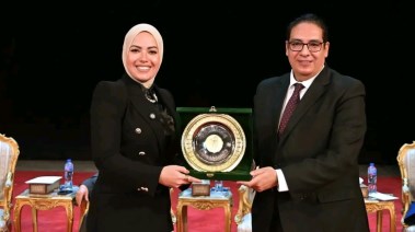 آية عبدالرحمن وتكريم من رئيس جامعة القاهرة 