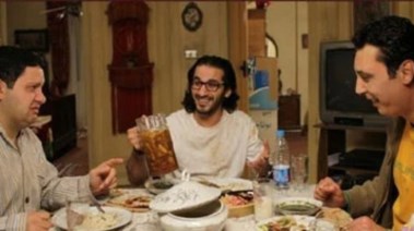 مشهد من فيلم عسل أسود أثناء الإفطار في رمضان