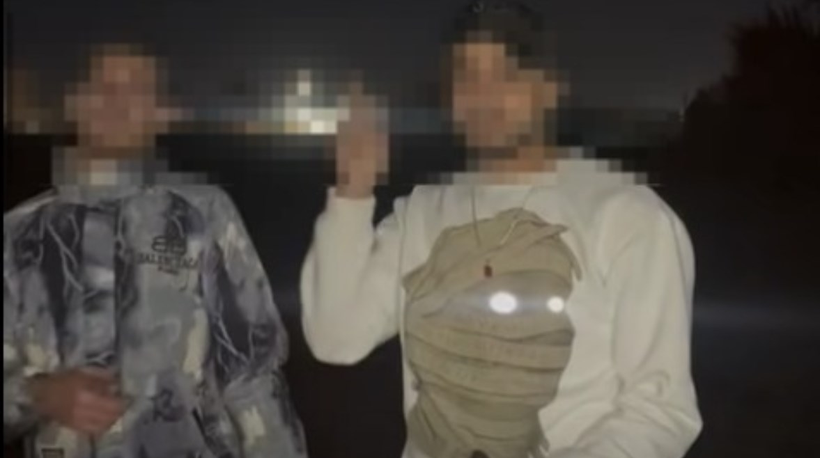 الشابان الظاهران بالفيديو