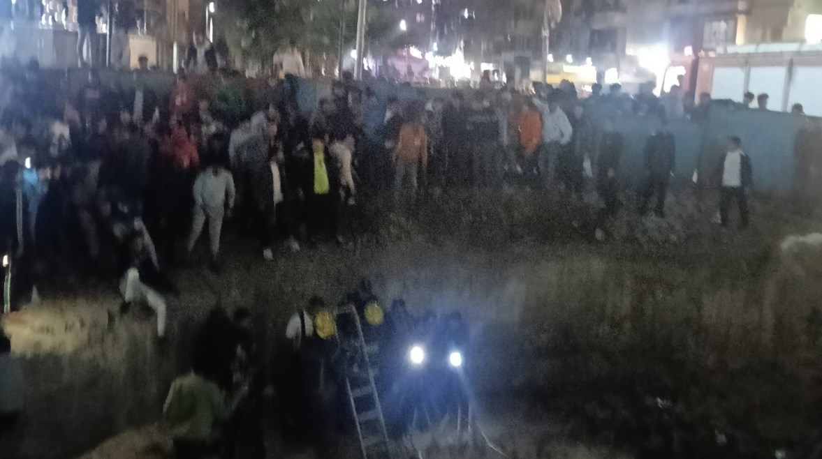 جانب من حادث سقوط الميكروباص في حفرة بالزاوية