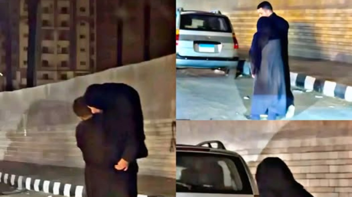 شاب يحمل والدته المسنة على كتفه