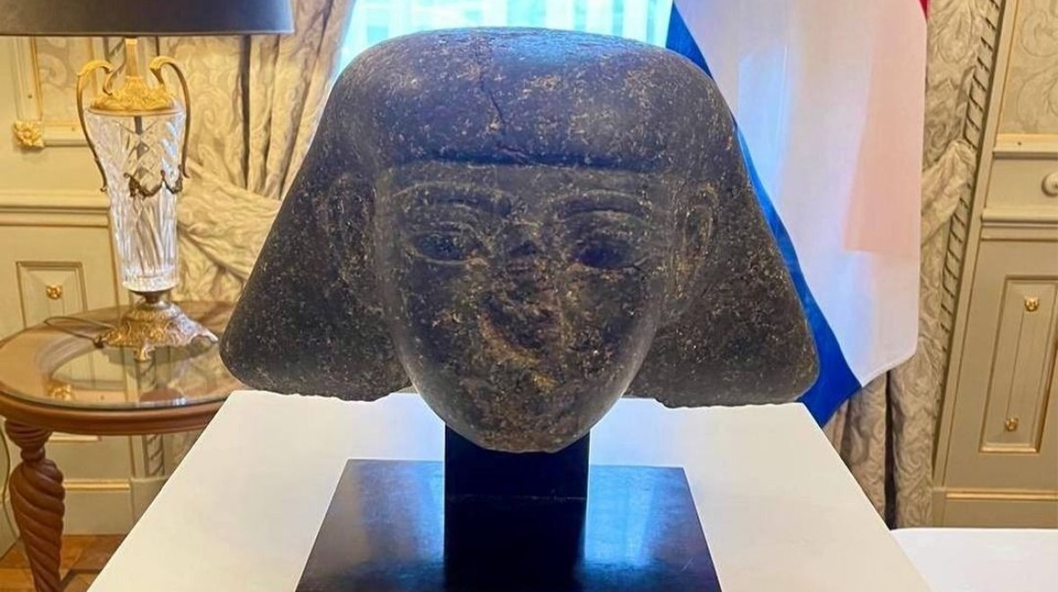 رأس تمثال أثري نادر من حجر الجرانوديوريت