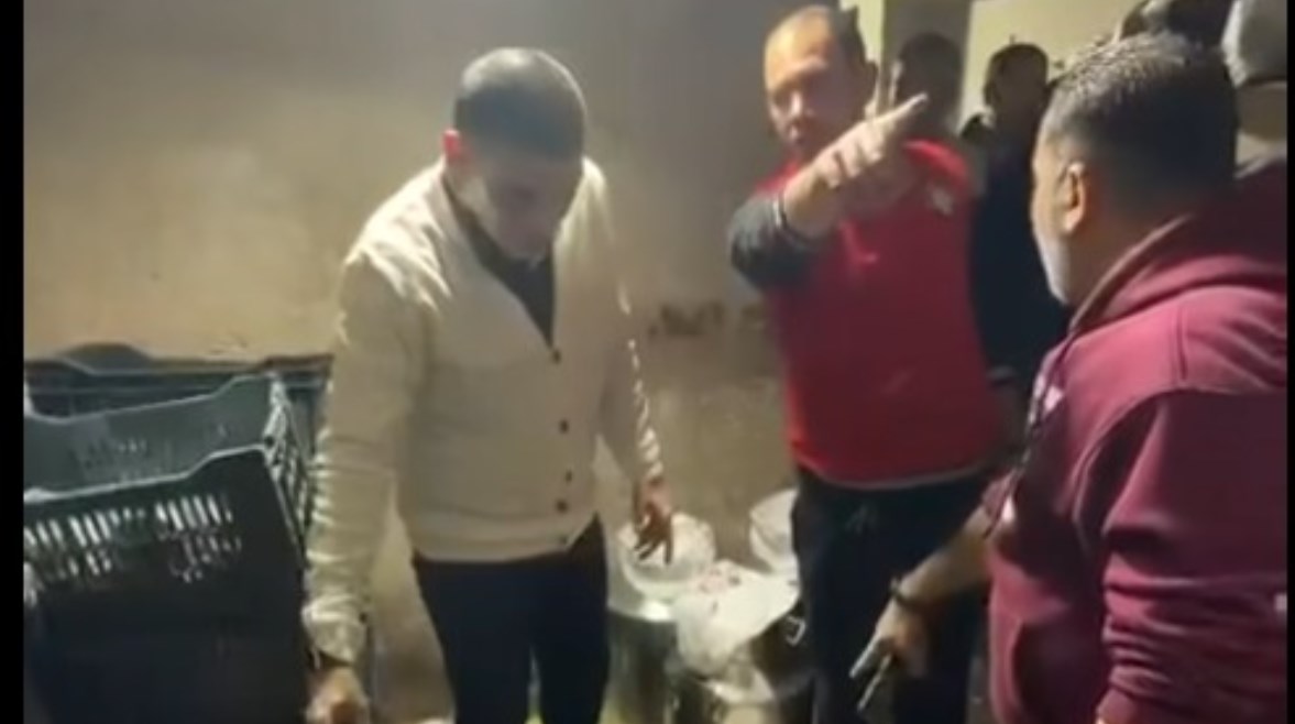رئيس حي حدائق القبة ينفعل خلال تفتيش مطبخ مطعم