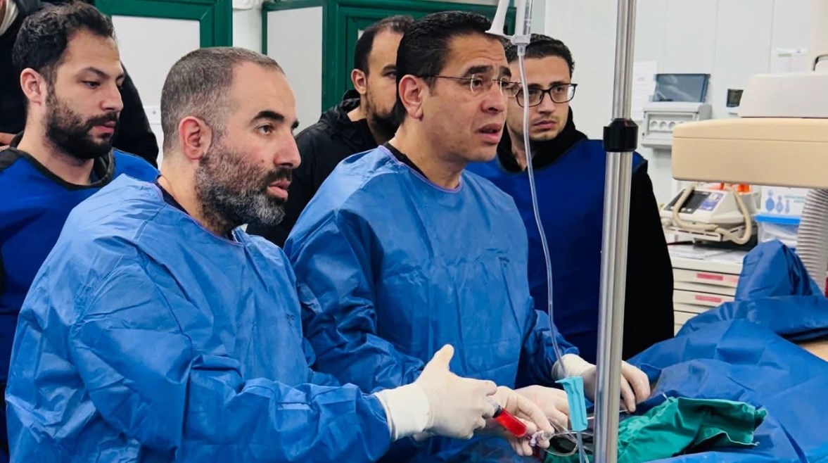 الفريق الطبي برئاسة الدكتور حلمي عبدالرحمن استشاري القلب