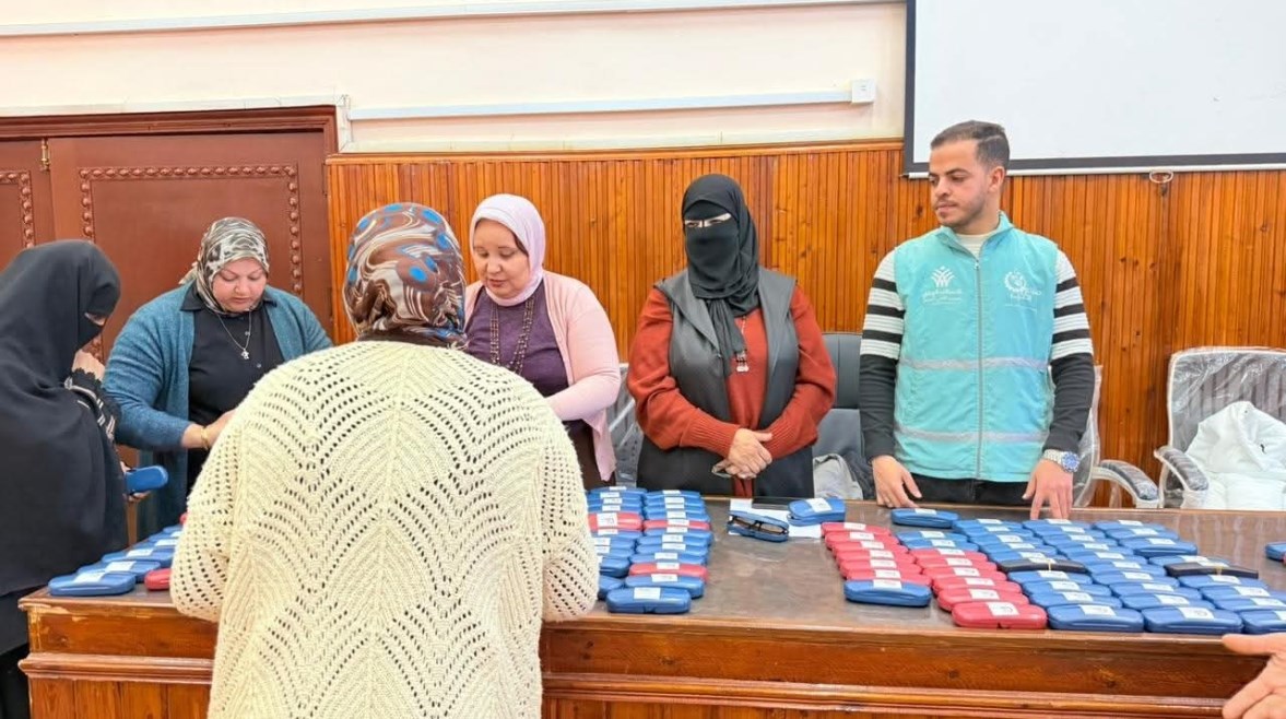 صناع الخير تقوم بتسليم نظارات طبية مجانا في بور سعيد