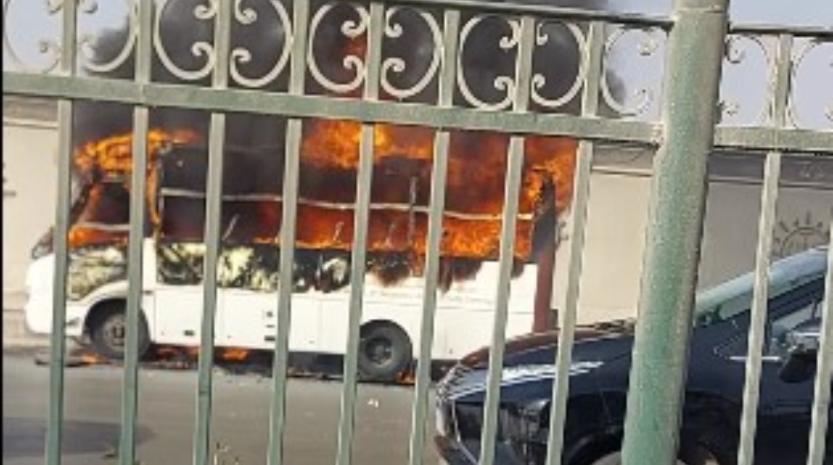 حريق مفاجئ بأتوبيس نقل طلاب مدرسة بطرة 