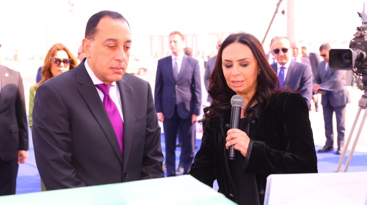 رئيس الوزراء ووزيرة التضامن الاجتماعي 