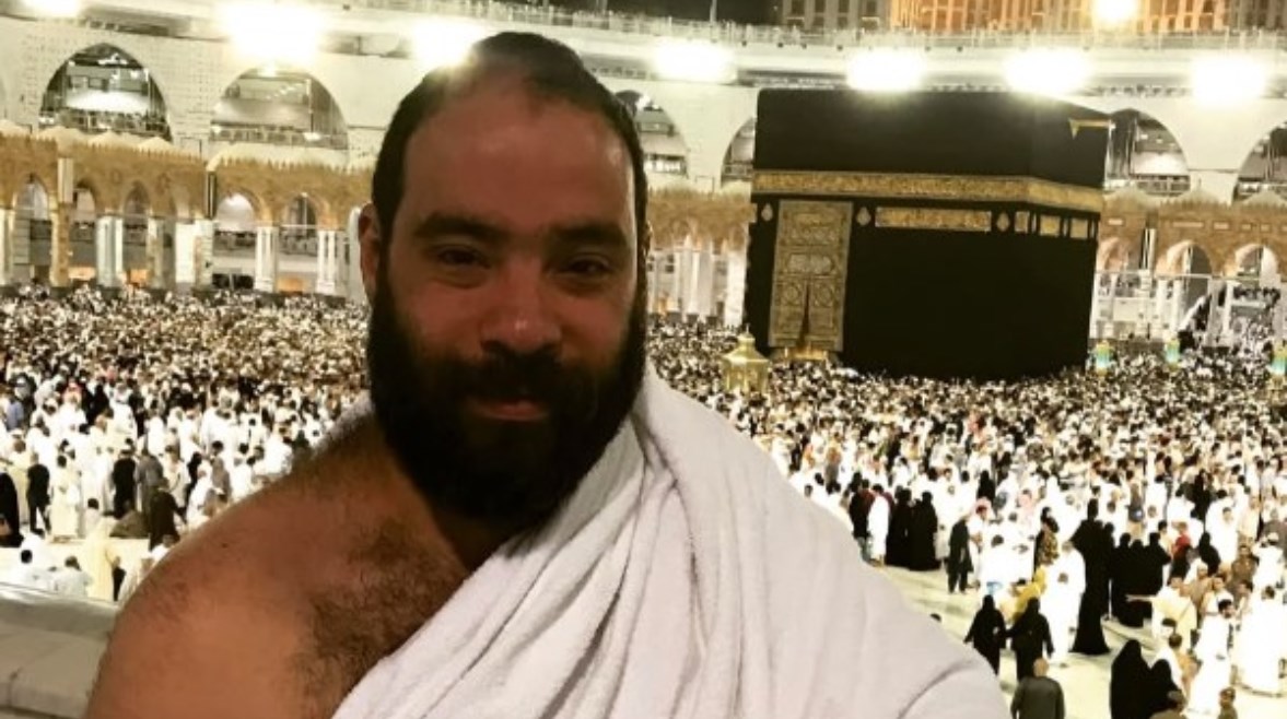 الفنان وائل عوني خلال أداء مناسك العمرة 