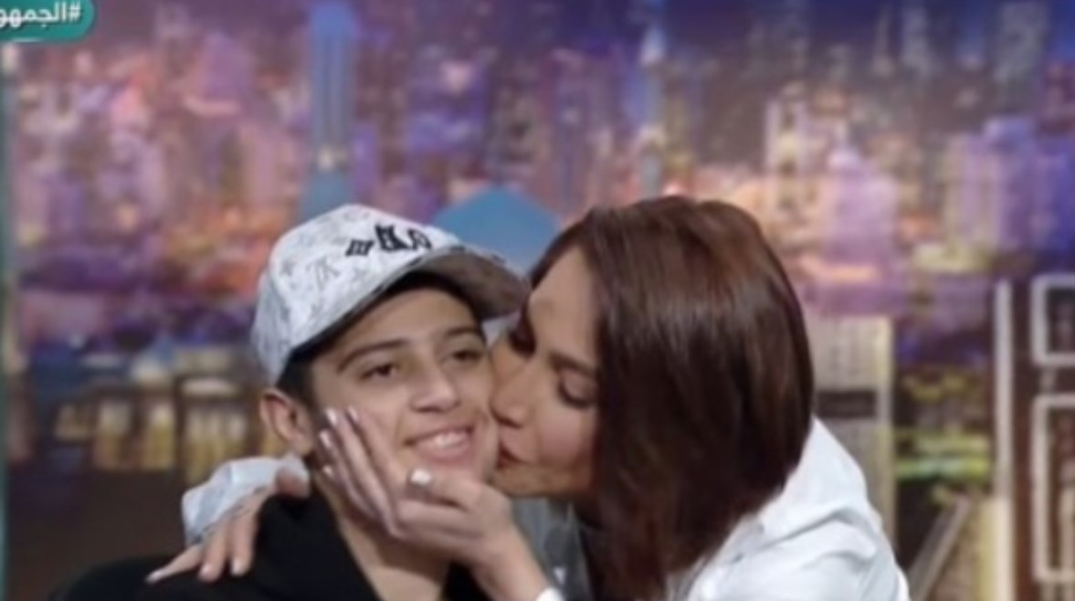 بسمة وهبة تقبّل صاحب أول عملية زراعة جلد طبيعي على الهواء   