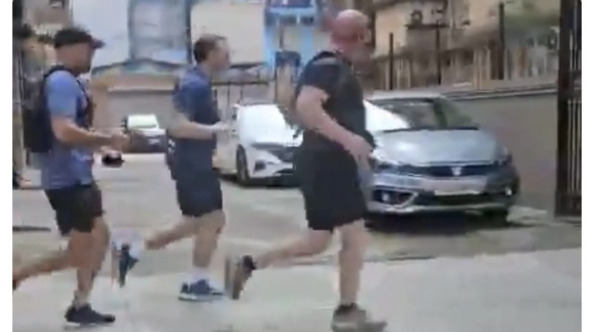 ماكرون يقوم بجولة ركض في شوارع مومباي 