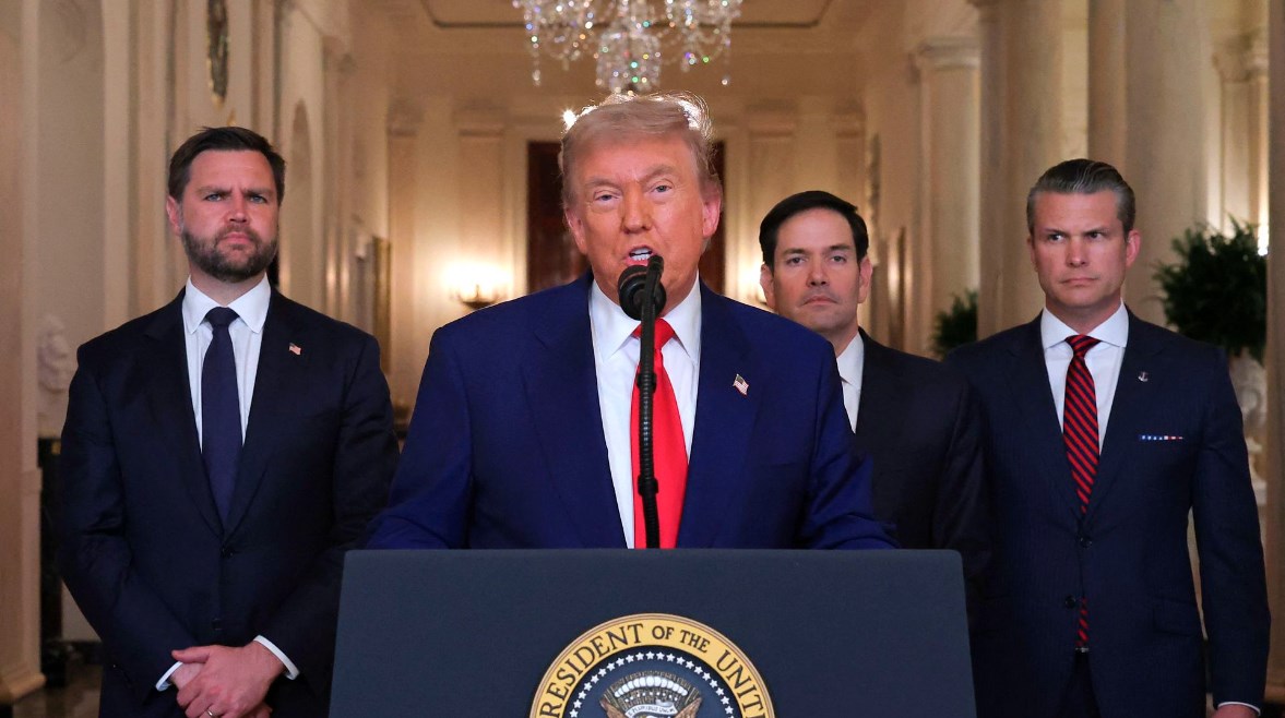 الرئيس الأمريكي دونالد ترامب وخلفه عدد من أعضاء حكومته