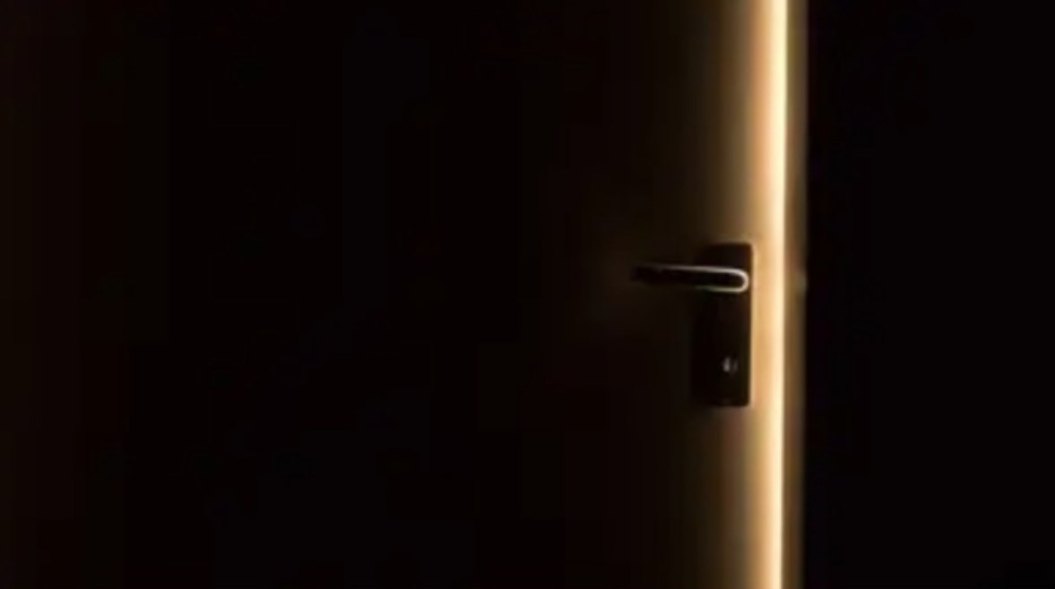  إغلاق الباب بالكامل قبل الذهاب إلى الفراش يمكن أن تؤثر على جودة نومنا ليلاً 