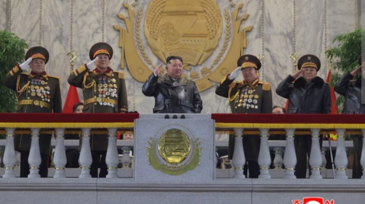 كيم جونج أون يحضر عرض عسكري بمناسبة المؤتمر التاسع لحزب العمال الحاكم في بيونج يانج