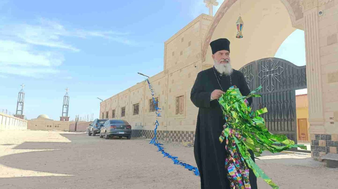 راعي كنيسة يعلق زينة رمضان على أبواب الكنيسة