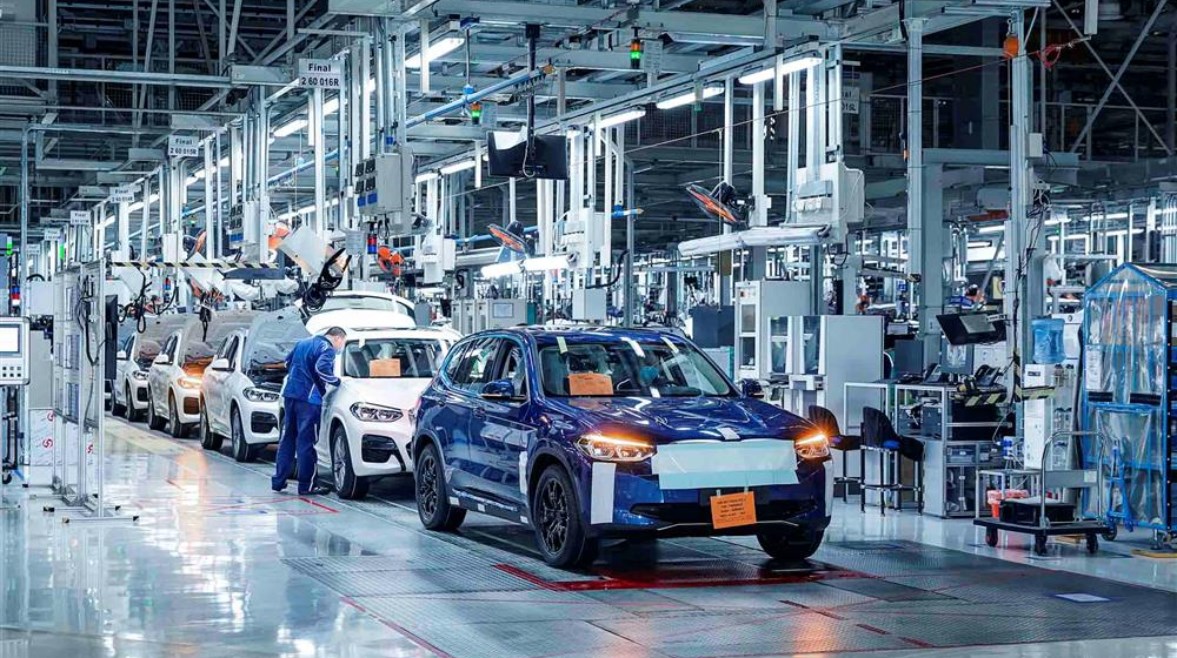 مصنع سيارات ــ تعبيرية 