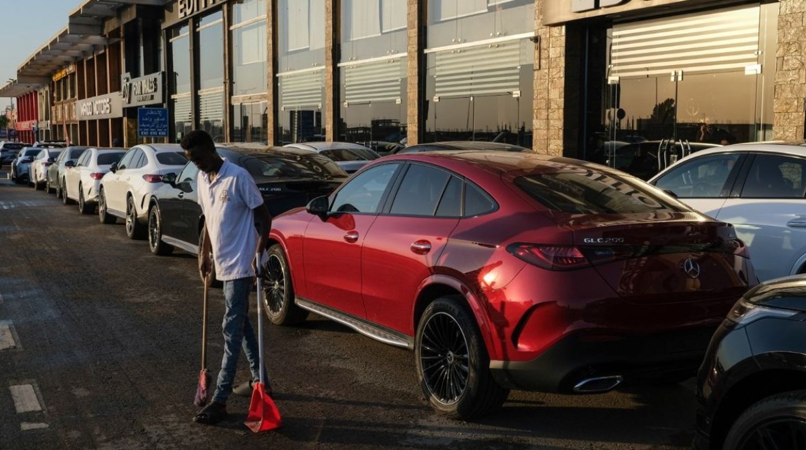 عدد من السيارات