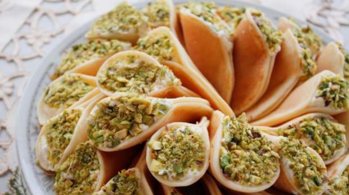 قطايف بالمكسرات والقسطة 