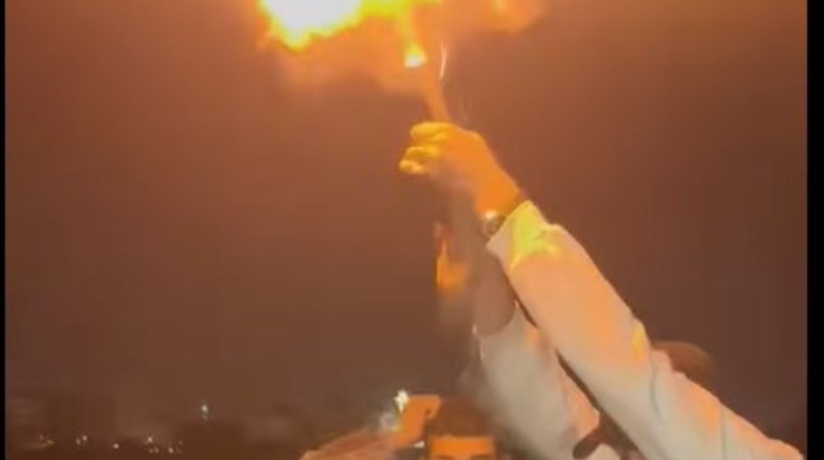 لحظة قيام الشاب بإطلاق النيران