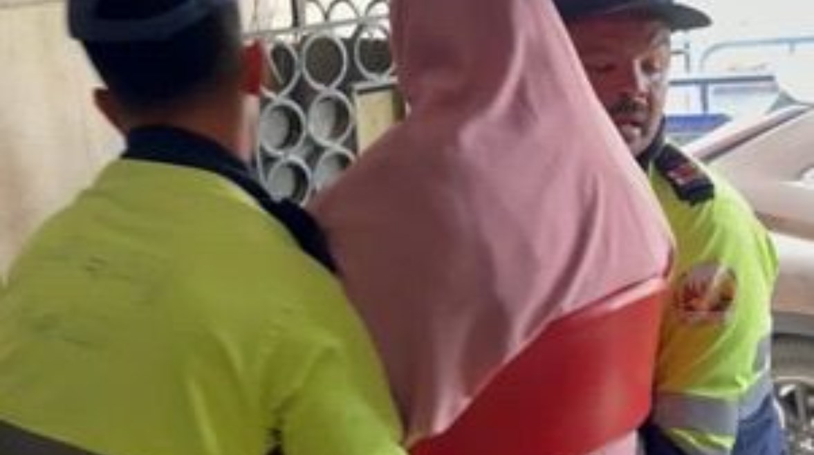 نقل مسنة قعيدة للمستشفى