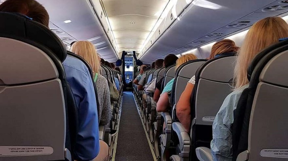 ركاب على متن طائرة