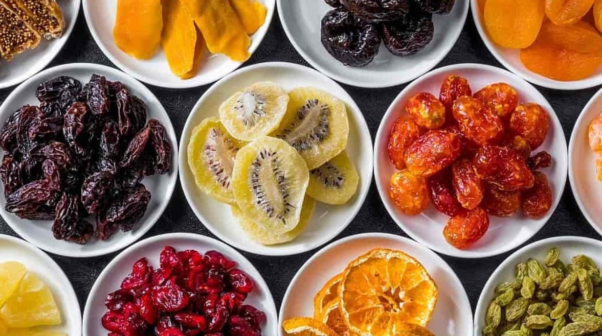 أصناف مختلفة من الفواكه المجففة