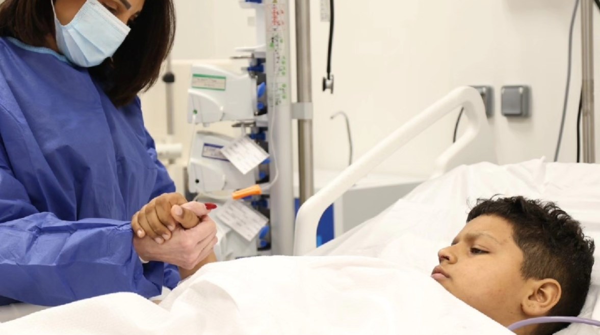 الدكتورة هبة السويدي مع عبدالعظيم