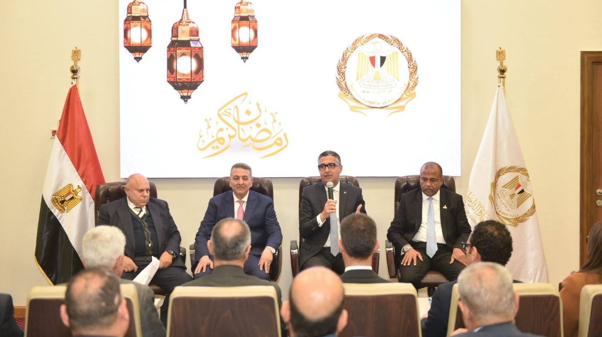 جانب من اجتماع وزير التموين