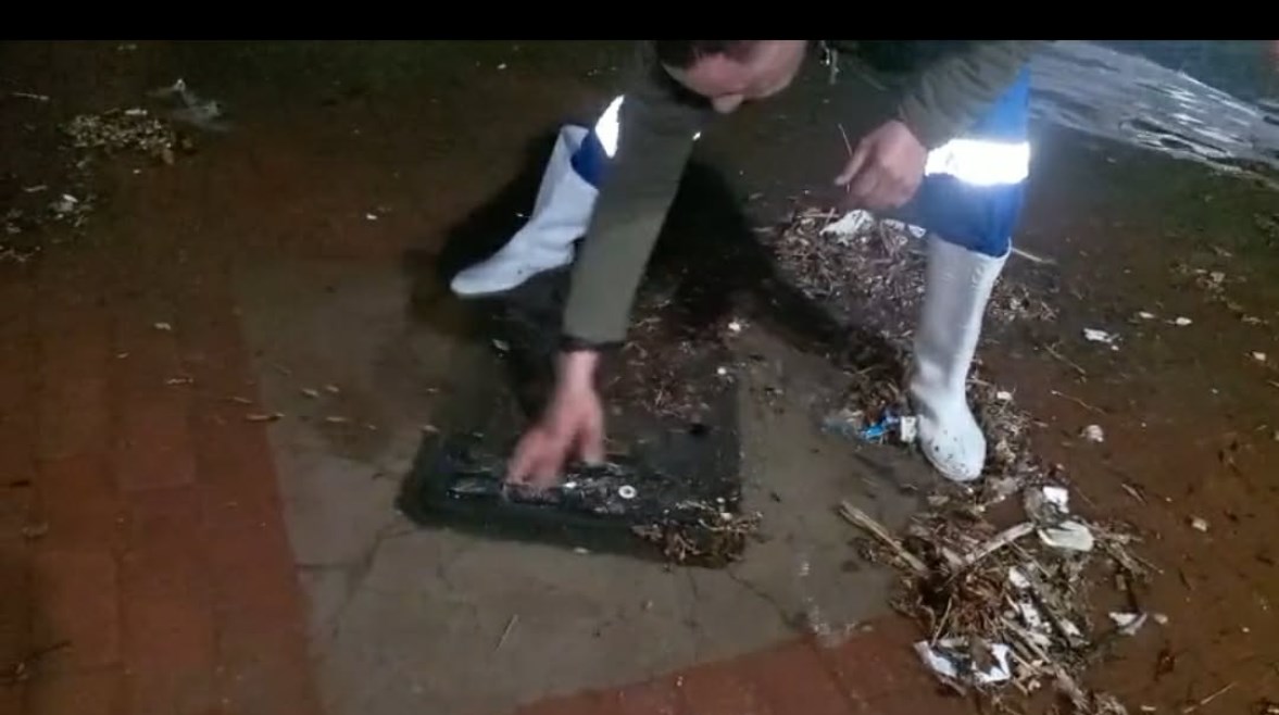 أول ليلة في رمضان.. البحر يقتحم شوارع بورفؤاد وعمّال يسهرون حتى السحور لشفط المياه وسط تقلبات جوية مفاجئة