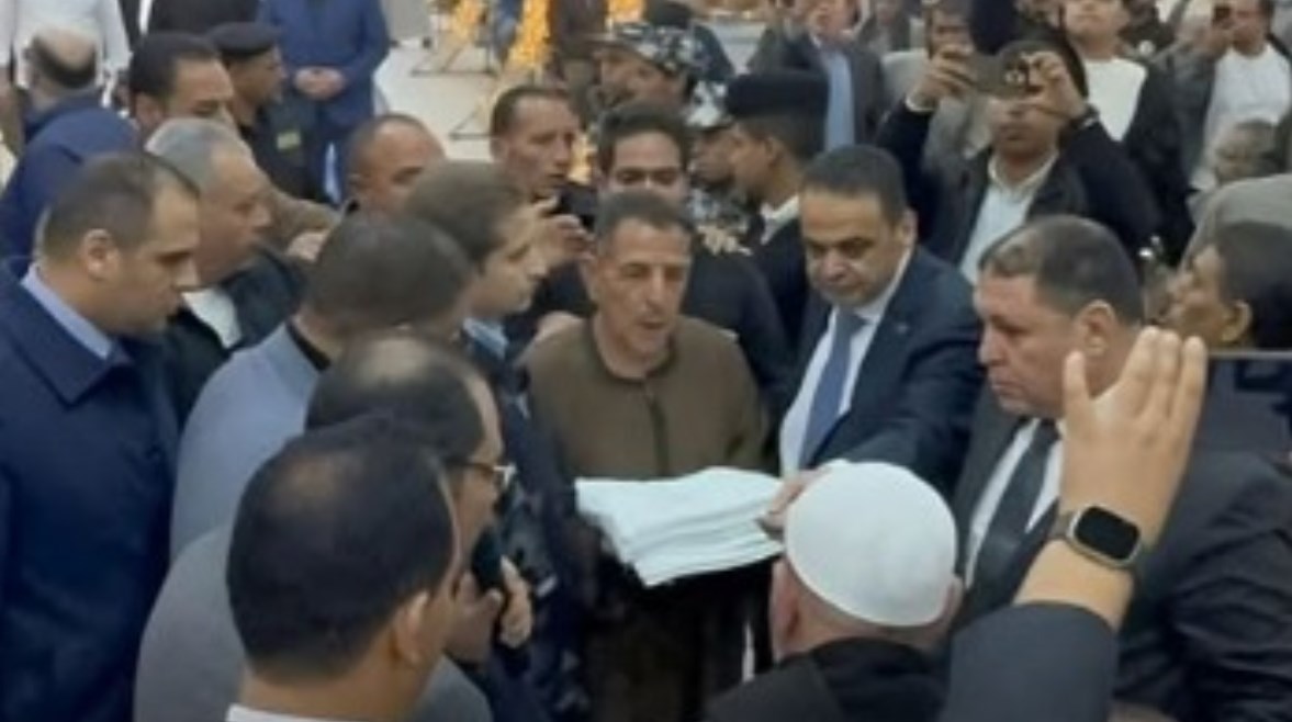 الحاج فارس أثناء تقديمه الكفن