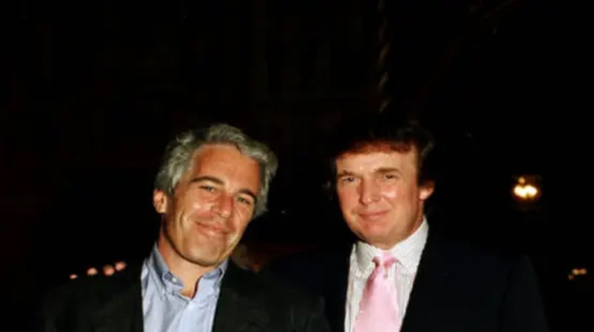 صورة قديمة تجمع بين ترامب والراحل جيفري إبستين